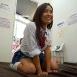 ＜チラリ＞ 生マンチラオプションが大人気！！行列のできる制服コスプレ見学店 神谷充希 『FANZA』