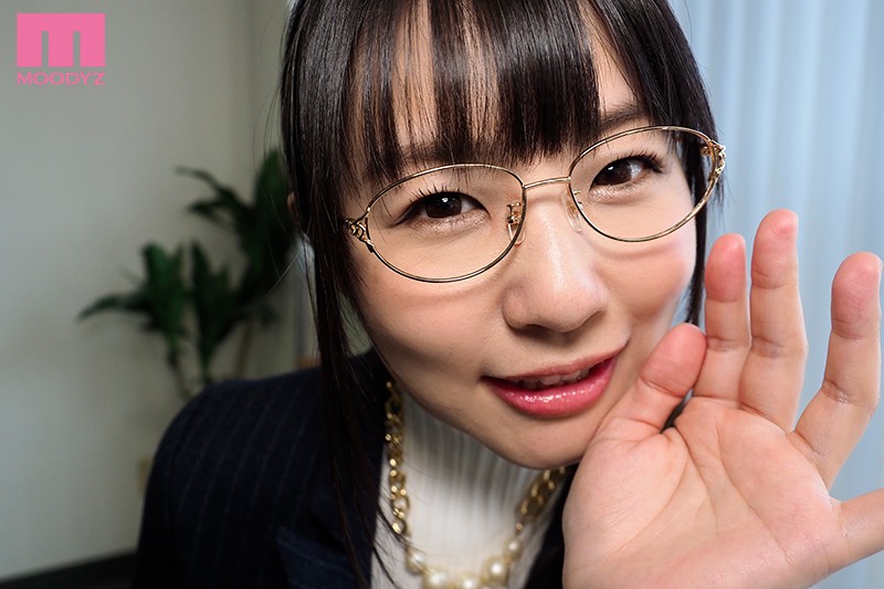 ＜チラリ＞ こっそり淫語（バイノーラル）と大胆パンチラでオフィス内SE...