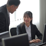 ＜チラリ＞ 凌●研修6 女子大生調教インターンシップ 五芭 『FANZA』