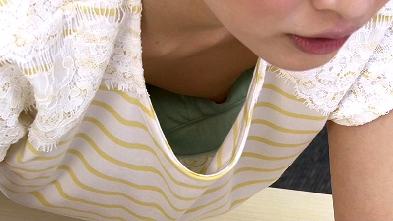 ＜チラリ＞ 胸チラしているのに気付かず働く女子社員に手を出しちゃった俺...