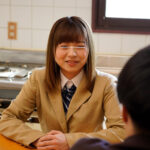 ＜チラリ＞ 遊びに来た親戚の娘の入浴を覗き見！見つかったけど逆に恥ずかしそうにするのでソソられまくり無理矢理混浴。若い女子と混浴するなんて初めてだからチ○ポはビンビン！！我慢できなくて無理矢理しゃぶらせると…抜群に上手い！コレはたまらないと、家族にバレないように… 『FANZA』