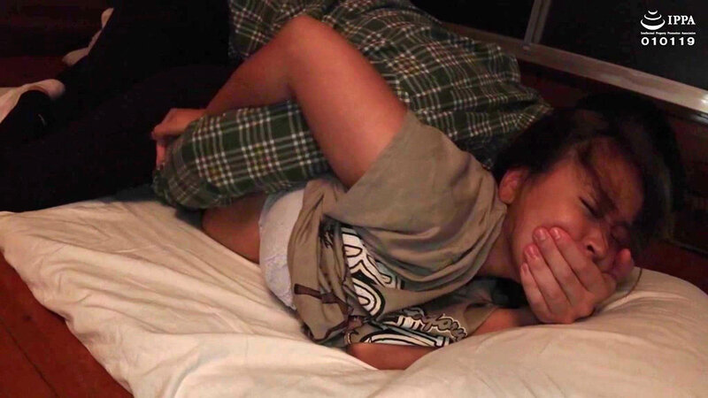 ＜チラリ＞ 膣汁を精液に置換！ パンチラで男性視聴者を誘惑するソロキャ...