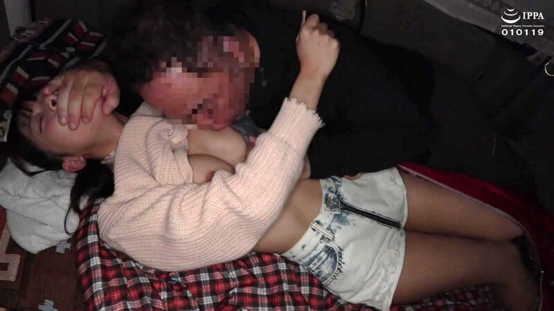 ＜チラリ＞ 膣汁を精液に置換！ パンチラで男性視聴者を誘惑するソロキャ...