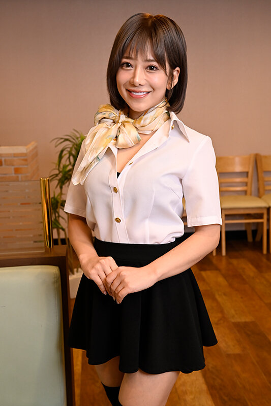 ＜チラリ＞ 巨乳エステ嬢がミニスカパンチラでその気にさせて、勃起ペニス...