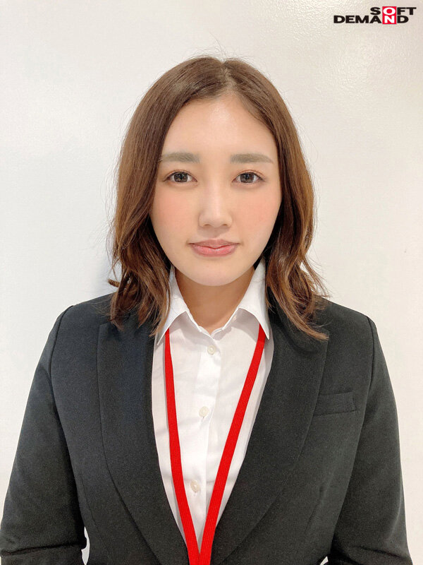 ＜チラリ＞ ロッカーの向こうには40名以上の同僚が通常業務中！公開全裸...