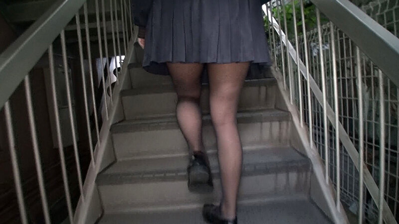 ＜チラリ＞ 階段女子校生 制服スカートの中が見えたときエロっと思えるパ...