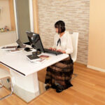 ＜チラリ＞ 彼氏いない引きこもり小説家・市来まひろは官能小説の取材を通じてスレンダー美脚でオトコ達を悩殺する快感に目覚める 『FANZA』