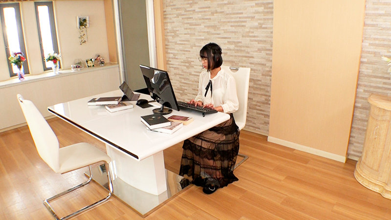 ＜チラリ＞ 彼氏いない引きこもり小説家・市来まひろは官能小説の取材を通...