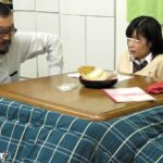 ＜チラリ＞ 親に隠れてコタツの中で大胆近親相姦！妹がコタツで宿題をしていたようだけど気が緩んで寝てしまったみたい。妹の足が邪魔でふと中をのぞくとパンツ丸出しで大股開きで寝ている。妹だとわかっていても気になってしまい潜り込んでじっくりパンチラ鑑賞。 『FANZA』