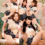 ＜チラリ＞ 3年4組の文化祭の模擬店は…ゴーゴーバー 私立のお嬢様○校の文化祭。毎年行列のできる大人気の模擬店は『ゴーゴーバー』。机をステージに… 『FANZA』