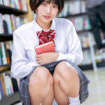 ＜チラリ＞ 偶然か？必然か？図書館で奇跡のラッキーパンチラに遭遇！無防備にパンチラしていたのでこっそり見ていたら、案の定バレてしまいヤバい！と思ったら… 『FANZA』