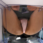 ＜チラリ＞ 挑発女子校生スケスケ透明椅子パンモロ密着パンティー14 『FANZA』