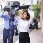 ＜チラリ＞ 濡れ透けて露出した女上司のブラジャーにボクは我慢できず、全てぶち撒けたゲリラ豪雨の夕暮れ。 小島みなみ 『FANZA』