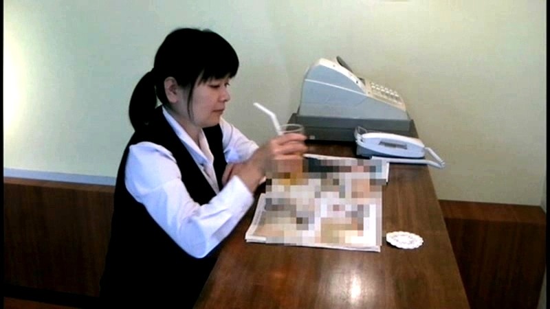 ＜チラリ＞ 新宿某ネットカフェ 店長の趣味は客のパンチラを大接写2 『...