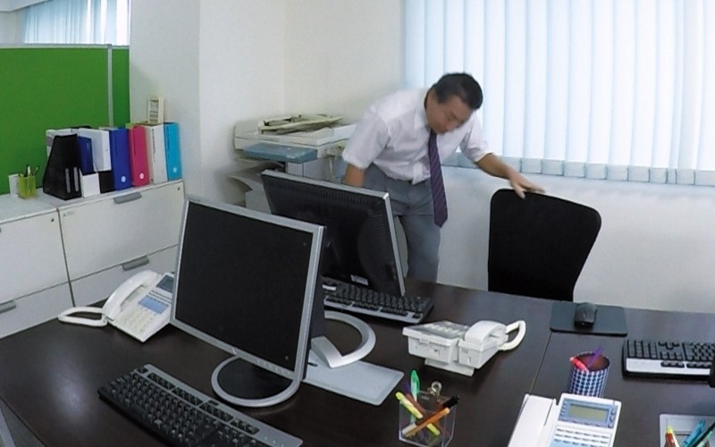 ＜チラリ＞ 【VR】気になるあの子の机の下に潜ってみたけど… 川越ゆい...