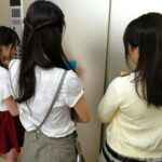 ＜チラリ＞ 【VR】エレベーター緊急停止！閉じ込められた僕とOL3人 『FANZA』