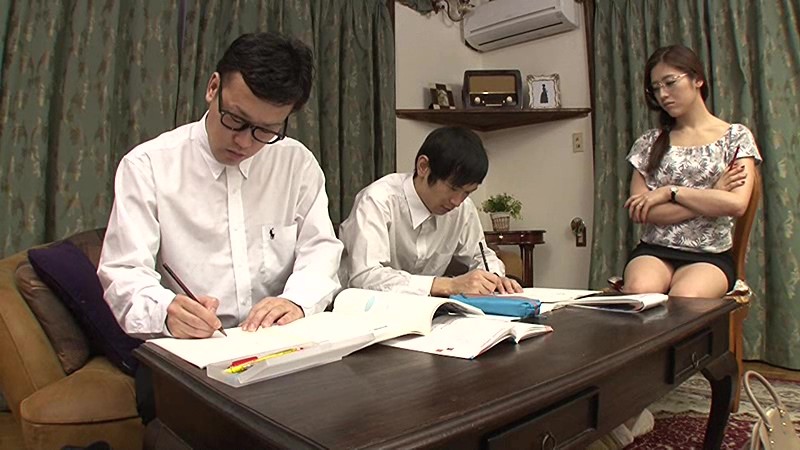 ＜チラリ＞ 大胆なチラリズムで僕を挑発する人妻家庭教師～日頃の欲求不満...