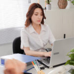 ＜チラリ＞ ノーパン出勤がバレて性社畜と化した美人上司と精子尽きるまで絡み合う濃厚中出し性交 森沢かな 『FANZA』