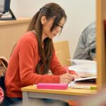 ＜チラリ＞ 偶然パンツが見えている女の子の事が気になってスカートの中を覗いていたら目が合ってしまい…4 『FANZA』