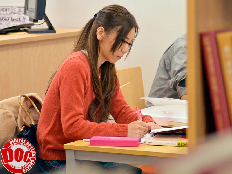 ＜チラリ＞ 偶然パンツが見えている女の子の事が気になってスカートの中を...