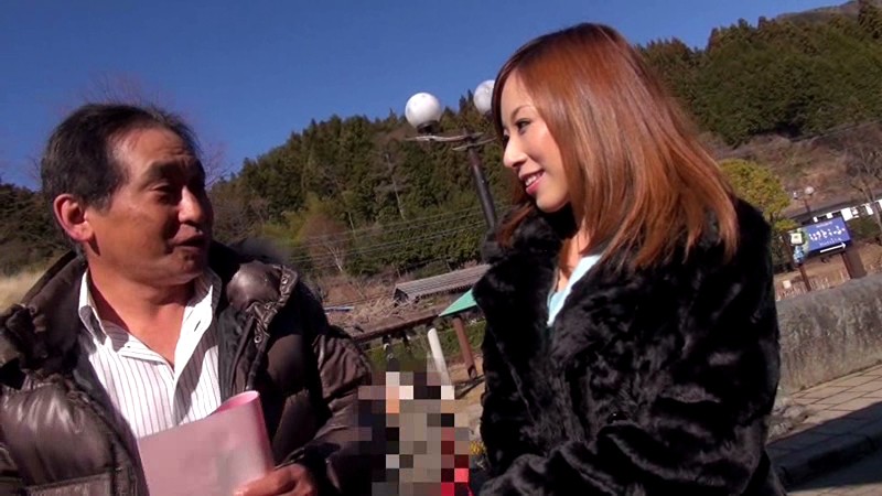 ＜チラリ＞ 巨乳＆美人ピンクコンパニオン宴会ツアー エロオヤジ3人温泉...