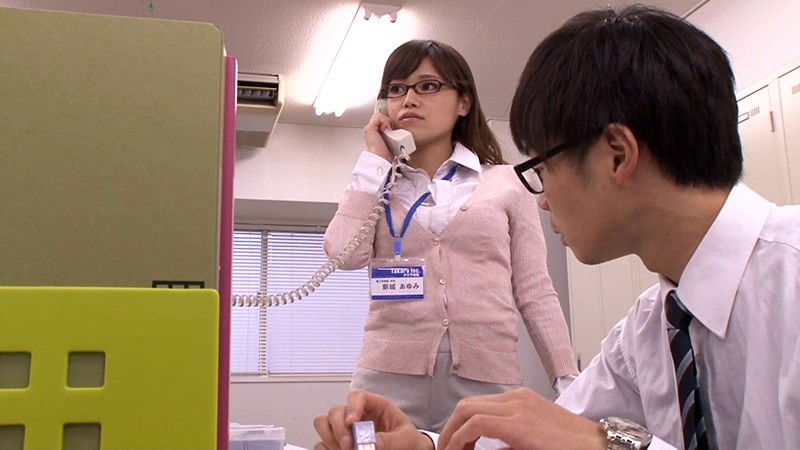 ＜チラリ＞ 僕の部長は仕事が出来てメガネの似合う才色兼備の女上司で月か...