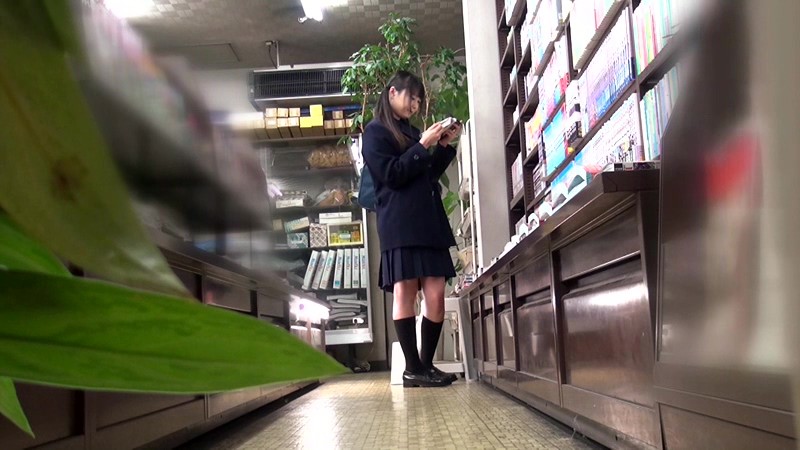 ＜チラリ＞ 本屋でパンツが立濡れするほど夢中で性知識を勉強しているウブ...