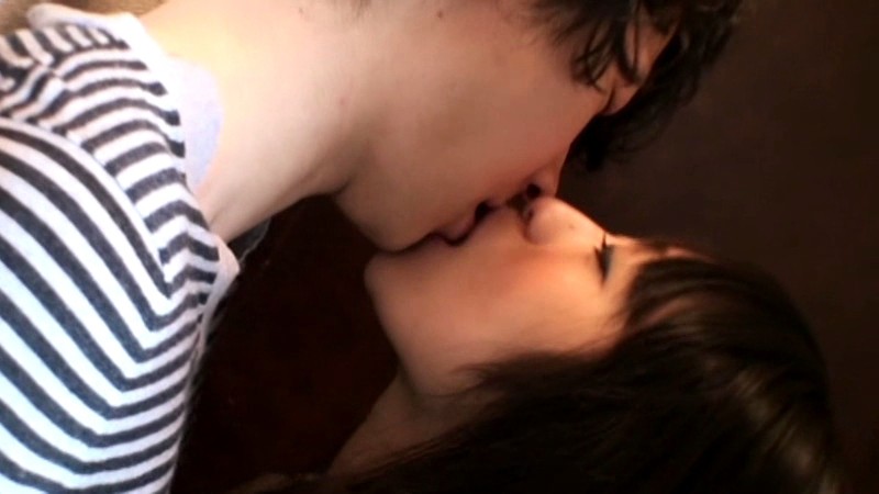 ＜チラリ＞ 両隣の人妻たちは夫の居ない昼間に年下の僕を目で誘う 『FA...