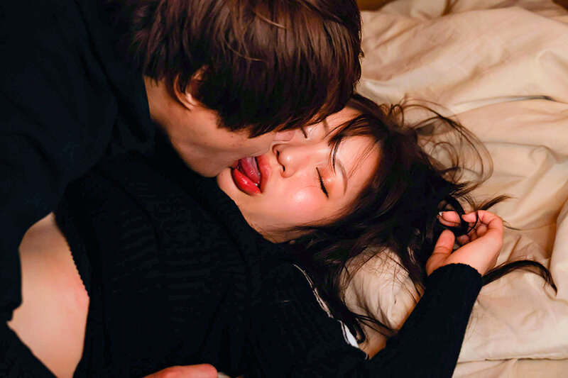 ＜チラリ＞ 街中で眠っているヤリマン泥●オンナ狩り眠っていて意識がない...