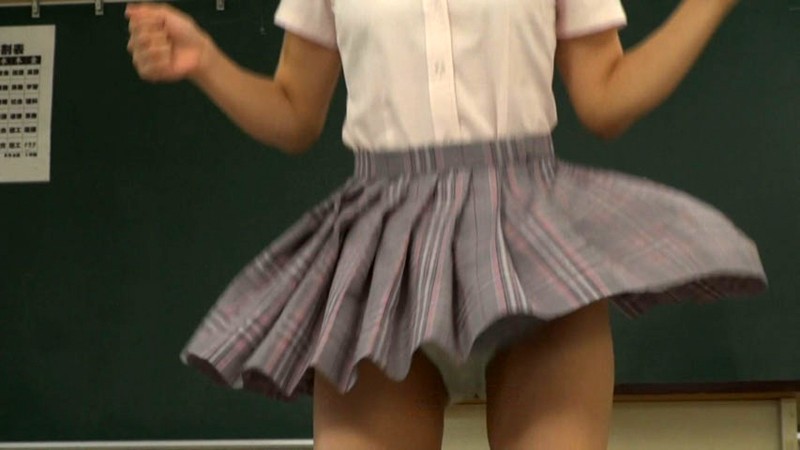 ＜チラリ＞ 女子校生パンチラトランポリン 『FANZA』