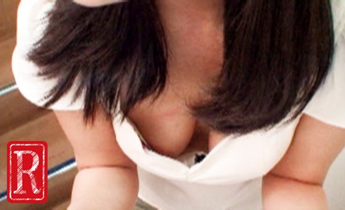 ＜チラリ＞ ターゲットは親切な奥さんたち！嘘アンケートで人妻たちの胸チ...