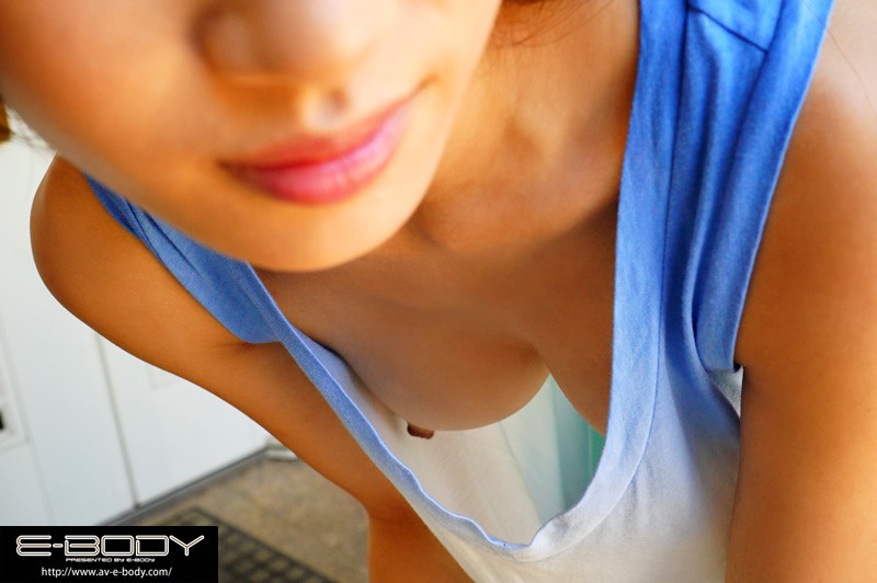 ＜チラリ＞ 巨乳若妻のノーブラ誘惑 隣の欲求不満な奥様の美乳がチラリ ...