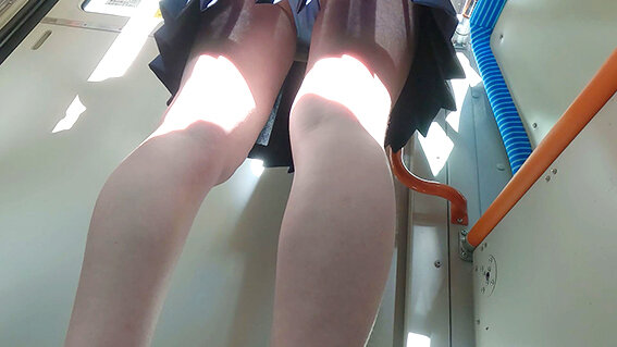 ＜チラリ＞ つきまとい08 小さな手足を元気いっぱい動かしながらパンチ...