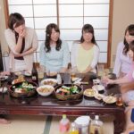 ＜チラリ＞ 久し振りに実家に戻ってきた都会暮らしの叔母たちがセクシーすぎてヤバい！2 胸の谷間やパンチラ程度でいとも簡単に勃起するボクを子供扱いするのかと思いきや、元気すぎる下半身に興味津々の叔母たち！勃起に気づくと代わる代わるボクのチ○ポを試しハメしてくるんです… 『FANZA』