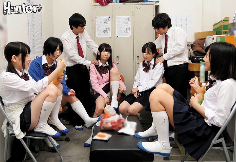 ＜チラリ＞ まさか！学年のトップクラス女子と冴えないボクが中出しイチャ...