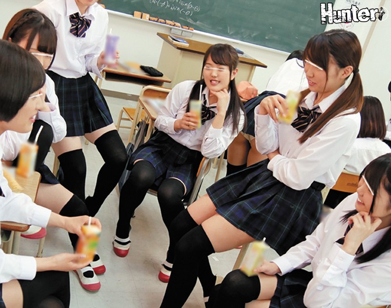 ＜チラリ＞ ニーハイ×ミニスカ女子にモテまくりでヤリまくり！！ボクが入...