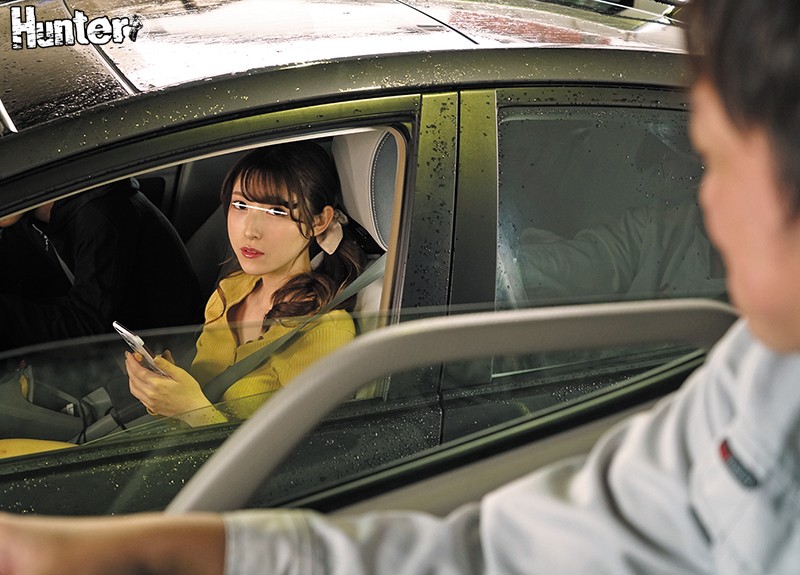 ＜チラリ＞ 「私とエッチする？しない？今すぐ決めて！」彼氏が隣にいるに...