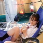 ＜チラリ＞ 「私も一緒に泊まりたい！」学校がイヤになって自分の部屋でソロキャンプ。ボクを心配して来た幼馴染と狭いテントの中で2人きり密着添い寝！！ 『FANZA』