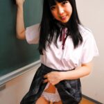 ＜チラリ＞ パンチラ女子校生にパンツ越しのオ○ンコでいやらしくおチ○ポ擦られちゃった。 『FANZA』