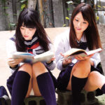 ＜チラリ＞ 制服美少女太ももパンチラ盗撮動画総集編 『FANZA』