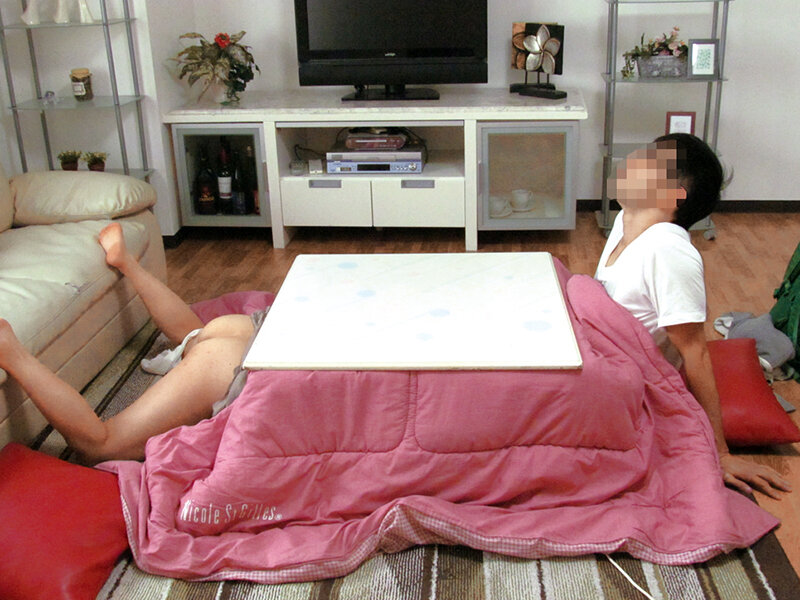 ＜チラリ＞ コタツの中で母親のマ○コを弄りまくるスリルと緊張の禁断SE...