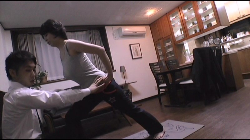 ＜チラリ＞ 私を誘惑しているのか、家庭訪問先のお母さんが少し挑発的なチ...