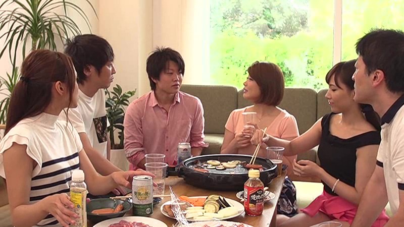 ＜チラリ＞ 週末にバーベキューを楽しむ近所の仲良し夫婦3組。昼から飲み...