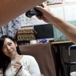 ＜チラリ＞ 人妻NTR 酔いつぶれた旦那さんのすぐ側で奥さんを寝取る02 『FANZA』