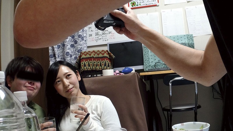 ＜チラリ＞ 人妻NTR 酔いつぶれた旦那さんのすぐ側で奥さんを寝取る0...