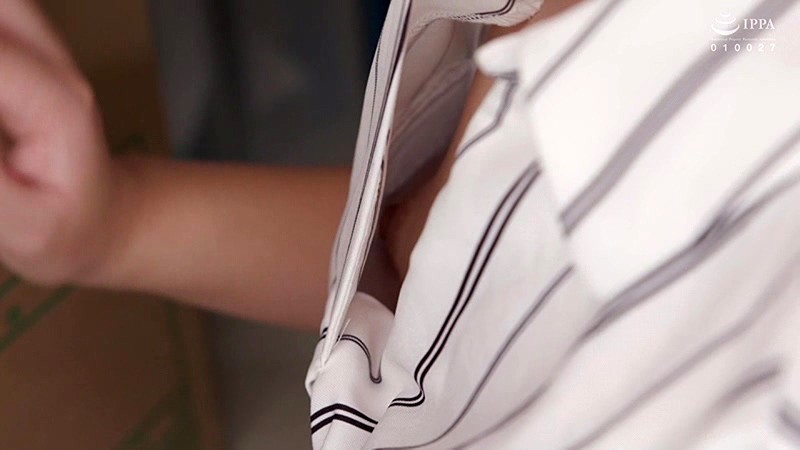 ＜チラリ＞ 胸チラしているのに気付かず働く女子社員に手を出しちゃった俺...