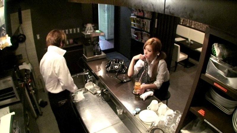 ＜チラリ＞ 喫茶店でまさかヤラせてくれない様な綺麗な女子と目があってド...