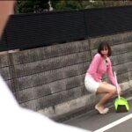 ＜チラリ＞ 清楚な顔して男子校通学路で尻を突き出し誘惑するTバックお姉さん 『FANZA』