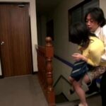 ＜チラリ＞ 無防備にもノーブラで外出したがる常識知らずの巨乳奥さん 『FANZA』