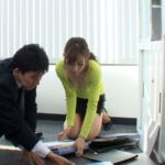 ＜チラリ＞ 微乳お姉さんの無防備な胸チラに勃起するほど興奮してしまったらハメずにはいられない！ 『FANZA』